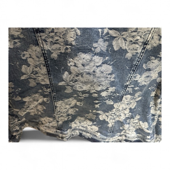 Chico’s Floral Denim Silver Grey Jacquard Jacket Size 1 (4-6) EUC Snap Front - Picture 4 of 8